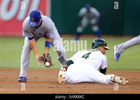 2 juillet 2013 - Oakland, CA, USA - Coco Crisp (4) d'Oakland Athletics vole la deuxième base devant Darwin Barney (15) des Chicago Cubs lors de la deuxième manche de leur match MLB au O.co Coliseum d'Oakland, Californie, le mardi 2 juillet 2013. (Crédit image : © Ray Chavez/MCT/ZUMAPRESS.com) Banque D'Images