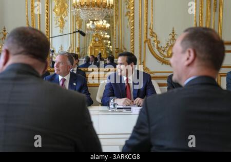 Paris, France. 17 avril 2025. U. L’envoyé spécial Steve Witkoff, à gauche, et le secrétaire d’État Marco Rubio, à droite, participent à une réunion sur la conclusion d’un accord de cessez-le-feu entre la Russie et l’Ukraine, au Palais de l’Elysée, le 17 avril 2025 à Paris, France. Crédit : Freddie Everett/US State Department photo/Alamy Live News Banque D'Images