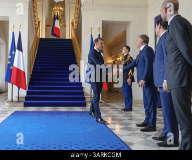 Paris, France. 17 avril 2025. Le président français Emmanuel Macron, à gauche, salue U. S envoyé spécial Steve Witkoff, au centre, avant d'accueillir un déjeuner avec le secrétaire d'État Marco Rubio, 2e à gauche, et une délégation au Palais de l'Elysée, le 17 avril 2025 à Paris, France. Crédit : Freddie Everett/US State Department photo/Alamy Live News Banque D'Images