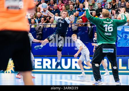 Lemgo, Deutschland. 17 avril 2025. V.L. Jan Brosch (TBV Lemgo Lippe, #05), Robin Paulsen Haug (Handball Sport Verein Hamburg, #16) GER, TBV Lemgo Lippe v. Handball Sport Verein Hamburg, Handball, 1. Bundesliga, 26. Spieltag, Spielzeit 2024/2025, 17.04.2025 Foto : Eibner-Pressefoto/Jan Rollinger crédit : dpa/Alamy Live News Banque D'Images