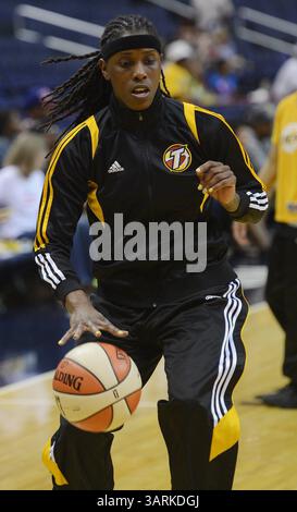 30 juin 2013 - Washington, DC, États-Unis - le protecteur de choc Tulsa Roneeka Hodges (15 ans) se réchauffe avant un match contre les Mystics de Washington au Verizon Center à Washington, DC, le dimanche 30 juin 2013, (crédit image : © Chuck Myers/MCT/ZUMAPRESS.com) Banque D'Images