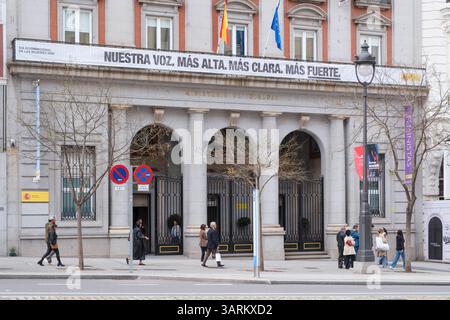 Ministerium für Gleichstellung von Frau und Mann à Madrid. An dem Gebäude hängt ein Banner mit der Aufschrift : Unsere Stimme. Lauter. Klarer. Stärker. *** Ministère de l'égalité des femmes et des hommes à Madrid. Sur le bâtiment est accrochée une bannière avec l'inscription : notre voix. Plus fort. Plus clair. Plus fort. Spanien, Espagne GMS19010 Banque D'Images