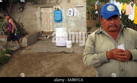 21 août 2013 - TLAXCALA, MEX - Guillermo Perez Lopez (à droite) dit que sa famille fait face à la faim lorsque le mauvais temps ou les basses températures frappent leur petite ferme dans l'État de Tlaxcala au Mexique. Le Mexique lance une croisade contre la pauvreté, une condition qui définit la vie de 45% de sa population. (Crédit image : © Tim Johnson/MCT/ZUMAPRESS.com) Banque D'Images