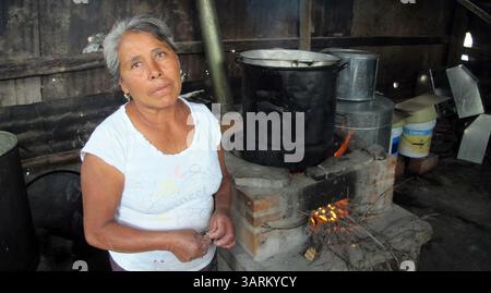 21 août 2013 - TLAXCALA, MEX - Eduarda Espinoza tend à un foyer à bois dans sa maison rustique dans l'état de Tlaxcala au Mexique, le 21 août 2013. Le Mexique lance une croisade contre la pauvreté, une condition qui définit la vie de 45% de sa population. (Crédit image : © Tim Johnson/MCT/ZUMAPRESS.com) Banque D'Images