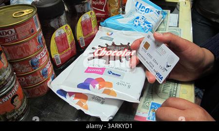 21 août 2013 - TLAXCALA, MEX - Un client d'un programme mexicain de réduction de la pauvreté et de la faim utilise une carte de débit préchargée donnée par l'État pour acheter de la nourriture dans un magasin géré par l'État à El Carmen, dans l'État de Tlaxcala, le 21 août 2013. Le Mexique lance une croisade contre la pauvreté, une condition qui définit la vie de 45% de sa population. (Crédit image : © Tim Johnson/MCT/ZUMAPRESS.com) Banque D'Images