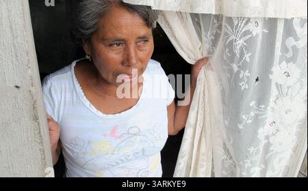 21 août 2013 - TLAXCALA, MEX - Eduarda Espinoza, vue jeter un coup d'œil par la porte de sa maison rustique dans l'État de Tlaxcala au Mexique le 21 août 2013, affirme que les emplois manquent dans sa région, maintenant les Mexicains piégés dans la pauvreté. Le Mexique lance une croisade contre la pauvreté, une condition qui définit la vie de 45% de sa population. (Crédit image : © Tim Johnson/MCT/ZUMAPRESS.com) Banque D'Images