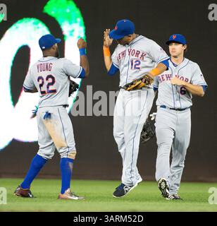 30 août 2013 - Washington, DC, États-Unis - Eric Young Jr. (22), Juan Lagares (12) et Matt den Dekker (6), les mets de gauche et de centre de New York célèbrent leur victoire sur les Nationals de Washington au Nationals Park à Washington, D.. C, vendredi 30 août 2013. New York bat Washington 3-2. (Crédit image : © Harry E. Walker/MCT/ZUMAPRESS.com) Banque D'Images