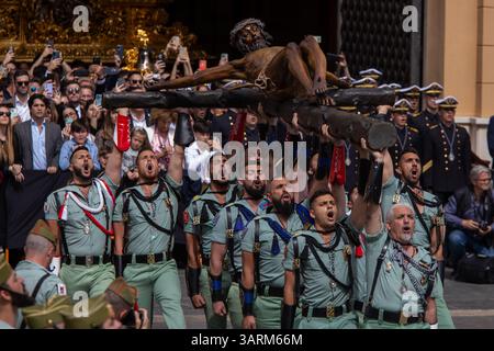 Malaga, Espagne. 17 avril 2025. Un groupe de légionnaires porte le Christ de Mena lors du transfert du Christ de Mena le jeudi Saint, l'une des processions les plus célèbres de la semaine Sainte dans toute l'Espagne, à la fois pour ce qu'elle représente et pour la participation de la Légion en chantant El Novio de la Muerte, une chanson emblématique qui est devenue l'hymne officieux de la Légion espagnole. (Crédit image : © David Canales/SOPA images via ZUMA Press Wire) USAGE ÉDITORIAL SEULEMENT ! Non destiné à UN USAGE commercial ! Banque D'Images
