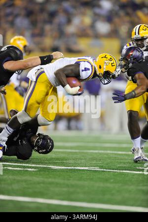 31 août 2013 : LSU Tigers Running Back Alfred Blue #4 lors du match annuel Cowboys Classic NCAA entre les LSU Tigers et les Horned Frogs TCU au ATT Stadium à Arlington, TX LSU a battu TCU 37-27(image crédit : © Albert Pena/Cal Sport Media/ZUMAPRESS.com) Banque D'Images