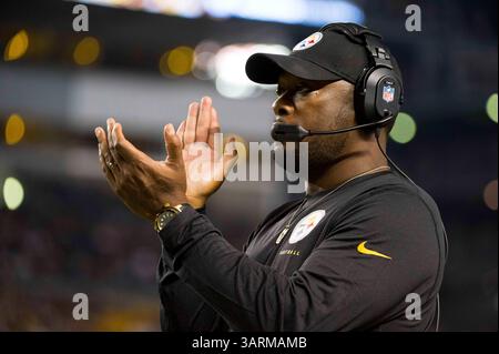 24 août 2013 - Pittsburgh, Pennsylvanie, U. S - 24 août 2013 : Mike Tomlin, entraîneur-chef des Pittsburgh Steelers, applaudit et encourage son équipe pendant le match entre les Chiefs de Kansas City et les Steelers de Pittsburgh au Heinz Field à Pittsburgh, PA. (Crédit image : Å© Kostas Lymperopoulos/Cal Sport Media)(crédit image : © Kostas Lymperopoulos/Cal Sport Media/ZUMAPRESS.com) Banque D'Images