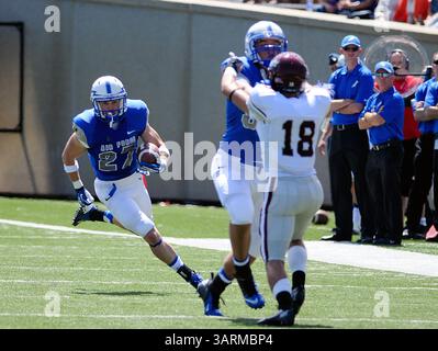31 août 2013 - Colorado Springs, Colorado, États-Unis - le récepteur Wide de l'Air Force, Ty MacArthur #27, court largement pendant l'action d'ouverture de la saison entre les Colgate Raiders et les Air Force Academy Falcons au Falcon Stadium, U.S. Air Force Academy, Colorado Springs, CO. La Force aérienne a vaincu Colgate 38-13.(image crédit : © Larry Clouse/Cal Sport Media/ZUMAPRESS.com) Banque D'Images
