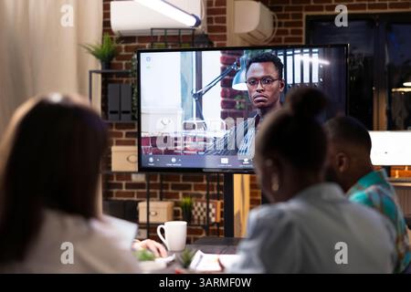 Un collègue afro-américain à distance participe à une séance de remue-méninges sur la stratégie commerciale. Session de collaboration en ligne avec une équipe diversifiée élaborant des stratégies et partageant des plans de projets financiers. Banque D'Images