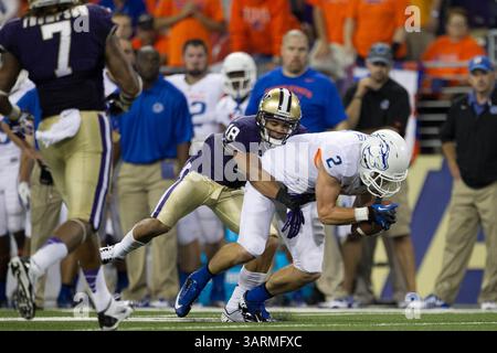31 août 2013 - Seattle, Washington, États-Unis - Matt Miller (2), receveur de Boise State Wide, lutte pour le kilométrage pendant la seconde moitié de l'action. Washington bat Boise State 38-6. (Crédit image : © Stanley Brewster/ZUMA Wire/ZUMAPRESS.com) Banque D'Images
