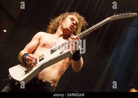 31 août 2013 - Tulsa, Oklahoma, U. S - le chanteur et guitariste JOEL O'KEEFFE du groupe de hard rock australien Airbourne se produit au Tulsa Convention Center le 31 août 2013 à Tulsa, Oklahoma. (Crédit image : © Kevin Pyle/ZUMAPRESS.com) Banque D'Images