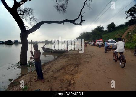 Septembre 1, 2013 - Varanasi, Uttar Pradesh, Inde - les gens se déplacent. Les eaux de crue continuent d'augmenter en Uttar Pradesh, où la situation est restée sombre, les fleuves enflés inondant des milliers de villages, ce qui porte le nombre de morts à 280. Selon le rapport de la Commission centrale des eaux, le fleuve Ganga coule au-dessus de la marque rouge à Phaphamau, Mirzapur, Varanasi et Ballia. (Crédit image : © Prasanta Biswas/ZUMA Wire) Banque D'Images