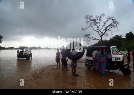 Septembre 1, 2013 - Varanasi, Uttar Pradesh, Inde - les gens se déplacent. Les eaux de crue continuent d'augmenter en Uttar Pradesh, où la situation est restée sombre, les fleuves enflés inondant des milliers de villages, ce qui porte le nombre de morts à 280. Selon le rapport de la Commission centrale des eaux, le fleuve Ganga coule au-dessus de la marque rouge à Phaphamau, Mirzapur, Varanasi et Ballia. (Crédit image : © Prasanta Biswas/ZUMA Wire) Banque D'Images