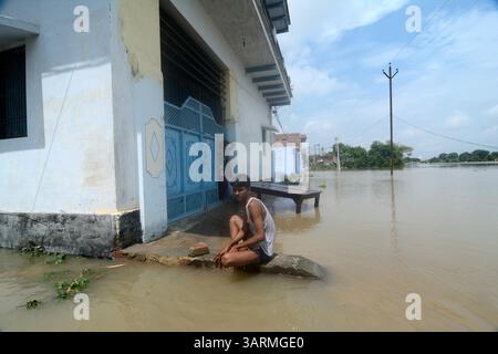 Septembre 1, 2013 - Varanasi, Uttar Pradesh, Inde - L'homme est assis sur le pas de la porte. Les eaux de crue continuent d'augmenter en Uttar Pradesh, où la situation est restée sombre, les fleuves enflés inondant des milliers de villages, ce qui porte le nombre de morts à 280. Selon le rapport de la Commission centrale des eaux, le fleuve Ganga coule au-dessus de la marque rouge à Phaphamau, Mirzapur, Varanasi et Ballia. (Crédit image : © Prasanta Biswas/ZUMA Wire) Banque D'Images