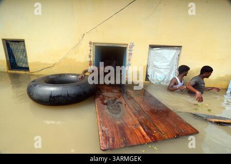 Septembre 1, 2013 - Varanasi, Uttar Pradesh, Inde - la maison est inondée au milieu de la porte. Les eaux de crue continuent d'augmenter en Uttar Pradesh, où la situation est restée sombre, les fleuves enflés inondant des milliers de villages, ce qui porte le nombre de morts à 280. Selon le rapport de la Commission centrale des eaux, le fleuve Ganga coule au-dessus de la marque rouge à Phaphamau, Mirzapur, Varanasi et Ballia. (Crédit image : © Prasanta Biswas/ZUMA Wire) Banque D'Images