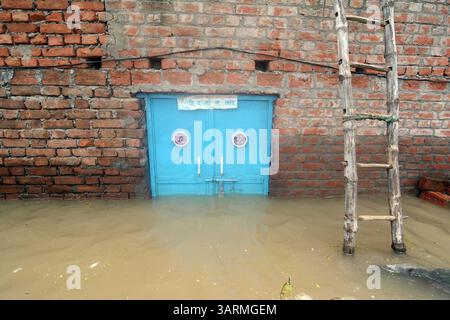 Septembre 1, 2013 - Varanasi, Uttar Pradesh, Inde - la maison est inondée au milieu de la porte. Les eaux de crue continuent d'augmenter en Uttar Pradesh, où la situation est restée sombre, les fleuves enflés inondant des milliers de villages, ce qui porte le nombre de morts à 280. Selon le rapport de la Commission centrale des eaux, le fleuve Ganga coule au-dessus de la marque rouge à Phaphamau, Mirzapur, Varanasi et Ballia. (Crédit image : © Prasanta Biswas/ZUMA Wire) Banque D'Images