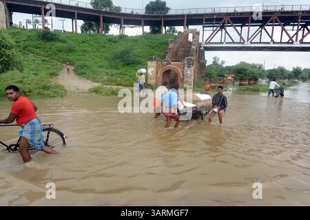 Septembre 1, 2013 - Varanasi, Uttar Pradesh, Inde - les gens se déplacent. Les eaux de crue continuent d'augmenter en Uttar Pradesh, où la situation est restée sombre, les fleuves enflés inondant des milliers de villages, ce qui porte le nombre de morts à 280. Selon le rapport de la Commission centrale des eaux, le fleuve Ganga coule au-dessus de la marque rouge à Phaphamau, Mirzapur, Varanasi et Ballia. (Crédit image : © Prasanta Biswas/ZUMA Wire) Banque D'Images