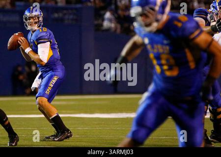 29 août 2013 - San Jose, Californie, États-Unis - le quarterback des Spartans de San Jose State, DAVID FALES (10 ans), cherche un receveur ouvert lors de l'ouverture de la saison contre les Hornets de Sacramento State au Spartan Stadium de l'Université d'État de San Jose à San Jose, Californie, le 29 août 2013. Les San Jose State Spartans battent les Sacramento State Hornets 24-0. (Crédit image : © Stan Olszewski/ZUMA Wire) Banque D'Images