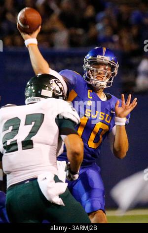 29 août 2013 - San Jose, Californie, États-Unis - le quarterback des Spartans de San Jose State, DAVID FALES (10 ans), cherche un receveur ouvert lors de l'ouverture de la saison contre les Hornets de Sacramento State au Spartan Stadium de l'Université d'État de San Jose à San Jose, Californie, le 29 août 2013. Les San Jose State Spartans battent les Sacramento State Hornets 24-0. (Crédit image : © Stan Olszewski/ZUMA Wire) Banque D'Images