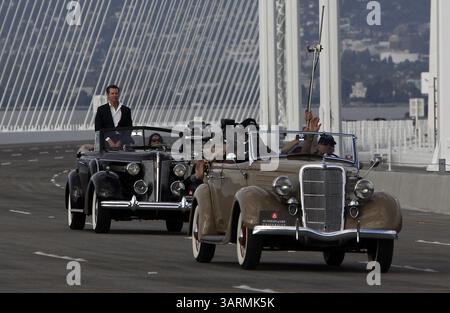 2 septembre 2013 - Oakland, CA, États-Unis - California Lt. Gov. GAVIN NEWSOM roule dans une voiture d'époque sur la nouvelle travée est de remplacement du pont San Francisco-Oakland Bay. La travée orientale originale a été endommagée lors du tremblement de terre de Loma Prieta en 1989. (Crédit image : © Karl Mondon/MCT/ZUMAPRESS.com) Banque D'Images