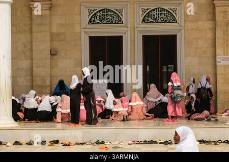 Ghana, Accra. Étudiantes participant à la classe d'études islamiques à la mosquée nationale du Ghana. Banque D'Images