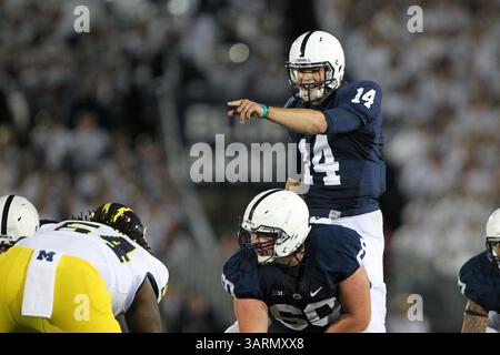 12 octobre 2013 - College Park, Pennsylvanie, U. S - quarterback des Nittany Lions de Penn State CHRISTIAN HACKENBERG (14 ans) pendant le match de football NCAA entre les Nittany Lions de Penn State et les Wolverines du Michigan au Beaver Stadium de College Park, PA. Penn State Nittany Lions bat Michigan 43-40 en quatre prolongations. (Crédit image : © Vinny Carchietta/ZUMAPRESS.com) Banque D'Images