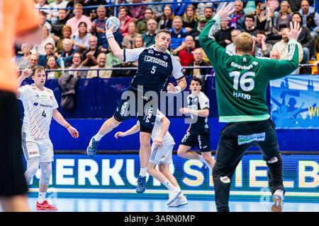 Lemgo, Deutschland. 17 avril 2025. V.L. Jan Brosch (TBV Lemgo Lippe, #05), Robin Paulsen Haug (Handball Sport Verein Hamburg, #16) GER, TBV Lemgo Lippe v. Handball Sport Verein Hamburg, Handball, 1. Bundesliga, 26. Spieltag, Spielzeit 2024/2025, 17.04.2025 Foto : Eibner-Pressefoto/Jan Rollinger crédit : dpa/Alamy Live News Banque D'Images