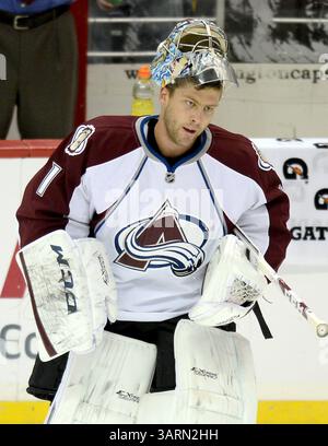 12 octobre 2013 - Washington, DC, USA - Semyon Varlamov, gardien de l'Avalanche du Colorado (1), se réchauffe avant le match contre les Capitals de Washington au Verizon Center à Washington, DC, samedi 12 octobre 2013. (Crédit image : © Chuck Myers/MCT/ZUMAPRESS.com) Banque D'Images