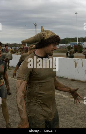 12 octobre 2013 - Englishtown, New Jersey, États-Unis - Un participant porte un chapeau en corne viking lors de la course Tough Mudder Tri-State qui s'est tenue au Raceway Park à Englishtown, NJ (crédit image : © Bob Fina/ZUMA Wire/ZUMAPRESS.com) Banque D'Images