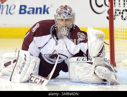 12 octobre 2013 - Washington, DC, USA - Semyon Varlamov, gardien de l'Avalanche du Colorado (1), s'étend avant le début de la deuxième période contre les Capitals de Washington au Verizon Center à Washington, DC, samedi 12 octobre 2013. (Crédit image : © Chuck Myers/MCT/ZUMAPRESS.com) Banque D'Images