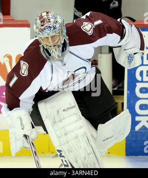 12 octobre 2013 - Washington, DC, USA - Semyon Varlamov, gardien de l'Avalanche du Colorado (1), se réchauffe avant le match contre les Capitals de Washington au Verizon Center à Washington, DC, samedi 12 octobre 2013. (Crédit image : © Chuck Myers/MCT/ZUMAPRESS.com) Banque D'Images