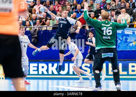 Lemgo, Deutschland. 17 avril 2025. V.L. Jan Brosch (TBV Lemgo Lippe, #05), Robin Paulsen Haug (Handball Sport Verein Hamburg, #16) GER, TBV Lemgo Lippe v. Handball Sport Verein Hamburg, Handball, 1. Bundesliga, 26. Spieltag, Spielzeit 2024/2025, 17.04.2025 Foto : Eibner-Pressefoto/Jan Rollinger crédit : dpa/Alamy Live News Banque D'Images