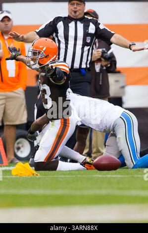 13 octobre 2013 - Cleveland, Ohio, États-Unis - Joe Haden (23), cornerback des Browns de Cleveland, est appelé pour des interférences de passes sur Kevin Ogletree (11), récepteur large des Lions de Détroit, lors du match de la National Football League entre les Lions de Détroit et les Browns de Cleveland au FirstEnergy Stadium. Les Lions ont battu les Browns 31-17.(image crédit : © Scott Terna/Cal Sport Media/ZUMAPRESS.com) Banque D'Images