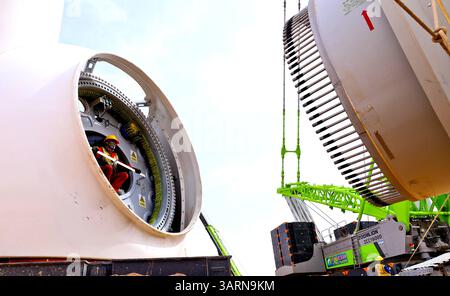 ZHANGYE, CHINE - 17 AVRIL 2025 - sur le site de construction du projet éolien de 100 000 kilowatts de Xinruisheng New Energy à Yanchi Beach, les constructeurs assemblent des pales d'éoliennes dans la ville de Zhangye, province du Gansu, Chine, le 17 avril 2025. Banque D'Images