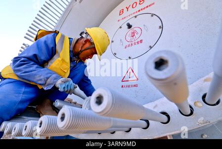ZHANGYE, CHINE - 17 AVRIL 2025 - sur le site de construction du projet éolien de 100 000 kilowatts de Xinruisheng New Energy à Yanchi Beach, les constructeurs assemblent des pales d'éoliennes dans la ville de Zhangye, province du Gansu, Chine, le 17 avril 2025. Banque D'Images