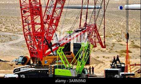 ZHANGYE, CHINE - 17 AVRIL 2025 - sur le site de construction du projet éolien de 100 000 kilowatts de Xinruisheng New Energy à Yanchi Beach, des constructeurs lèvent les tours d'éoliennes dans la ville de Zhangye, province du Gansu, Chine, le 17 avril 2025. Banque D'Images