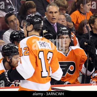 15 octobre 2013 - Philadelphie, PA, États-Unis - Craig Berube, entraîneur-chef des Flyers de Philadelphie, regarde son équipe affronter les Canucks de Vancouver lors de la première période à Philadelphie, Pennsylvanie, le mardi 15 octobre 2013. (Crédit image : © Yong Kim/MCT/ZUMAPRESS.com) Banque D'Images