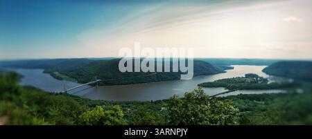 Vue panoramique surélevée du fleuve Hudson depuis Bear Mountain, Bear Mountain State Park, comté de Rockland, État de New York, États-Unis Banque D'Images