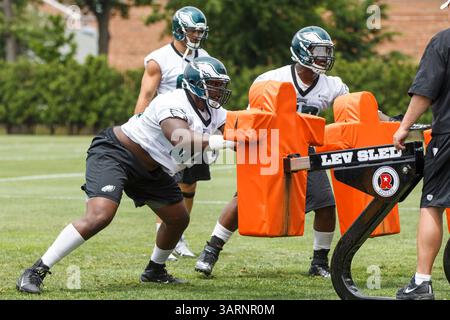 6 juin 2013 : fin défensive des Philadelphia Eagles Clifton Geathers (64) en action lors du mini-camp des Philadelphia Eagles au NovaCare Complex à Philadelphie, en Pennsylvanie. (Crédit image : © Chris Szagola/Cal Sport Media/ZUMAPRESS.com) Banque D'Images
