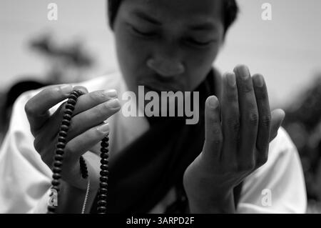 Sep 13, 2012 - Kediri, Java oriental, Indonésie - Un étudiant prie dans le pensionnat islamique Lirboyo. Pesantren est un terme pour un internat islamique situé en Indonésie. Les élèves étudient les Écritures de l'Islam et apprennent l'arabe. La tradition Pesantren se retrouve également dans d'autres pays asiatiques tels que l'Inde et le Pakistan, appelés « Madrasa Islamia ». Pesantren Lirboyo est le plus grand pensionnat traditionnel islamique en Asie du Sud-est, avec un nombre d'élèves atteignant 10 000 personnes. L'islam en Indonésie représente un grand pourcentage des musulmans dans le monde, soit environ 85,2 pour cent des 199,9 millions de personnes Banque D'Images