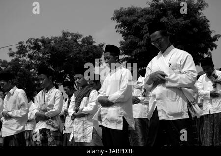 13 septembre 2012 - Kediri, Java oriental, Indonésie - les élèves prient dans le pensionnat islamique de Lirboyo. Pesantren est un terme pour un internat islamique situé en Indonésie. Les élèves étudient les Écritures de l'Islam et apprennent l'arabe. La tradition Pesantren se retrouve également dans d'autres pays asiatiques tels que l'Inde et le Pakistan, appelés « Madrasa Islamia ». Pesantren Lirboyo est le plus grand pensionnat traditionnel islamique en Asie du Sud-est, avec un nombre d'élèves atteignant 10 000 personnes. L'islam en Indonésie représente un grand pourcentage des musulmans dans le monde, environ 85,2 pour cent des 199,9 millions de personnes Banque D'Images