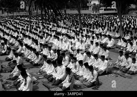 13 septembre 2012 - Kediri, Java oriental, Indonésie - des milliers d'étudiants prient dans le pensionnat islamique de Lirboyo. Pesantren est un terme pour un internat islamique situé en Indonésie. Les élèves étudient les Écritures de l'Islam et apprennent l'arabe. La tradition Pesantren se retrouve également dans d'autres pays asiatiques tels que l'Inde et le Pakistan, appelés « Madrasa Islamia ». Pesantren Lirboyo est le plus grand pensionnat traditionnel islamique en Asie du Sud-est, avec un nombre d'élèves atteignant 10 000 personnes. L'islam en Indonésie représente un grand pourcentage des musulmans dans le monde, environ 85,2 pour cent de 199,9 moulins Banque D'Images