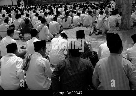 Sep 13, 2012 - Kediri, Java oriental , Indonésie - prière des élèves dans le pensionnat islamique Lirboyo. Pesantren est un terme pour un internat islamique situé en Indonésie. Les élèves étudient les Écritures de l'Islam et apprennent l'arabe. La tradition Pesantren se retrouve également dans d'autres pays asiatiques tels que l'Inde et le Pakistan, appelés « Madrasa Islamia ». Pesantren Lirboyo est le plus grand pensionnat traditionnel islamique en Asie du Sud-est, avec un nombre d'élèves atteignant 10 000 personnes. L'islam en Indonésie représente un grand pourcentage des musulmans dans le monde, environ 85,2 pour cent des 199,9 millions de personnes o Banque D'Images