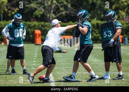 4 juin 2013 : Jeff Stoutland, entraîneur de l'offensive Lines des Philadelphia Eagles, effectue un exercice sur le matériel défensif Cedric Thornton (72 ans) lors du mini-camp des Philadelphia Eagles au NovaCare Complex à Philadelphie, en Pennsylvanie. (Crédit image : © Chris Szagola/Cal Sport Media/ZUMAPRESS.com) Banque D'Images