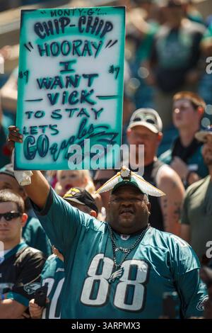 5 août 2013 : fan des Philadelphia Eagles avec une pancarte voulant que le quarterback Michael Vick (7 ans) reste pendant le camp d'entraînement des Philadelphia Eagles au Lincoln Financial Field à Philadelphie, en Pennsylvanie. Christopher Szagola/Cal Sport Media(image crédit : © Chris Szagola/Cal Sport Media/ZUMAPRESS.com) Banque D'Images