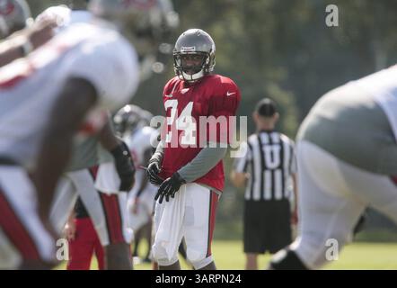 5 août 2013 - Tampa, FL, USA - Cornerback Darrelle Revis (24) effectue des exercices pendant le camp d'entraînement des Buccaneers de Tampa Bay le lundi 5 août 2013, à Tampa, en Floride. (Crédit image : © Will Vragovic/MCT/ZUMAPRESS.com) Banque D'Images