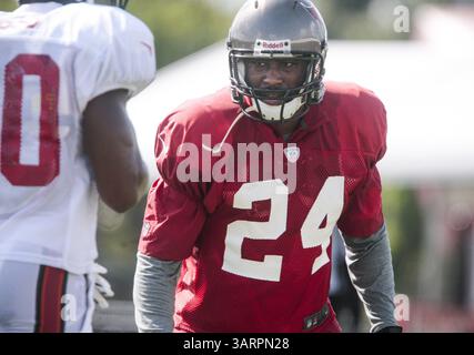 5 août 2013 - Tampa, FL, USA - Cornerback Darrelle Revis (24) effectue des exercices pendant le camp d'entraînement des Buccaneers de Tampa Bay le lundi 5 août 2013, à Tampa, en Floride. (Crédit image : © Will Vragovic/MCT/ZUMAPRESS.com) Banque D'Images